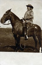 Carte photo représentant Buffalo Bill sur son cheval