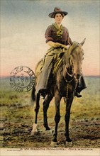 Carte postale, postée des Etats-Unis et arrivée à Bruxelles le 31 octobre 1909, représentant une cow-girl du Ranch 101, créé en 1892 par George W. Miller