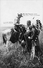 Carte postale photo, postée le 30 novembre 1909, représentant un Cow-boy échangeant  avec des indiens le langage des signes