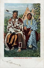 Carte postale représentant l'indien et l'indienne "Black Bear" et "Moon Eye"