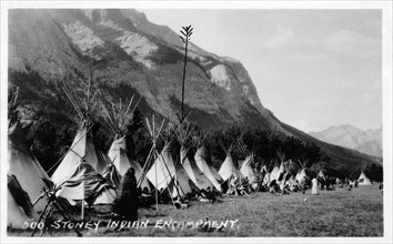 Carte postale représentant un camp indien Stoney (indiens du Canada)