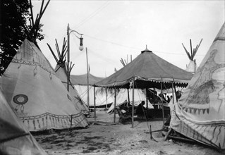 Photographie du campement du Wild West Show en 1905 sur le champ de Mars à Paris