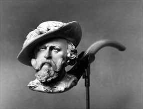 Photographie d'une pipe en écume de mer réalisée en 1900, à l'effigie de Buffalo Bill