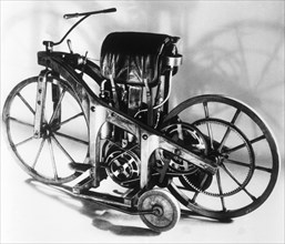 Maybach et Daimler, moto à cadre et roues en bois