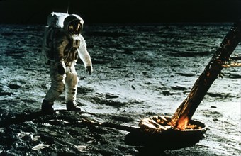 Les hommes d' Apollo 11 MN016 vérifient le socle du LEM