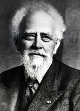 Portrait de Jean Perrin, physicien français.