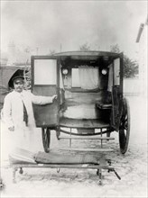 Voiture ambulance avec brancard (1895)