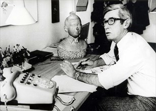 Hergé à sa table de travail, en 1975