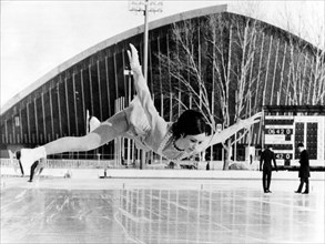 La patineuse américaine Peggy Fleming en pleine séance d'entraînement à Grenoble (février 1968)