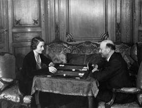 M. et Mme Citroën jouant au jacquet (backgammon) dans leur salon