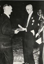 Le Professeur Domagk recevant le prix Nobel des mains du roi Gustave de Suède, à Stockholm (1947)