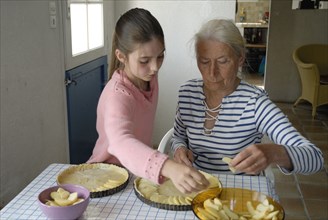 Fillette faisant de la pâtisserie avec sa grand-mère