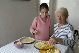 Fillette faisant de la pâtisserie avec sa grand-mère