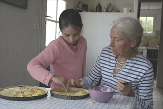 Fillette faisant de la pâtisserie avec sa grand-mère