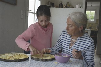 Fillette faisant de la pâtisserie avec sa grand-mère