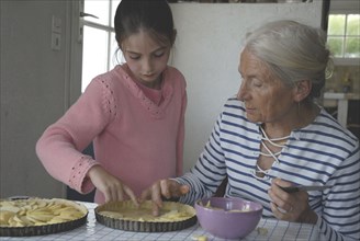 Fillette faisant de la pâtisserie avec sa grand-mère