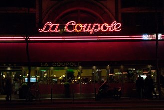 2008, Paris nuit quartier Montparnasse, la Coupole
