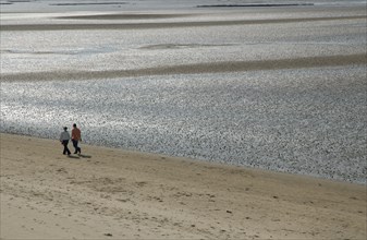 Couple se promenant sur la plage de Ronce les Bains