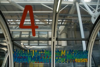 Vitre du 4e étage du Centre Georges Pompidou à Paris