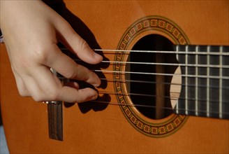 2009, enfant jouant guitare, guitare
