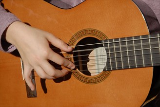 2009, enfant jouant guitare, guitare