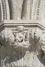 2009, détail palais des Doges d'un chapiteau à décor de feuillages avec un homme soufflant dans une