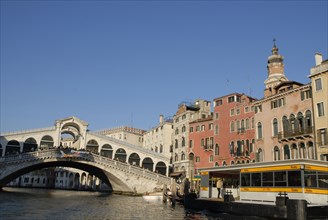 2009, église San Bartolomeo, grand canal, pont du Rialto, station vaporetto Rialto, Venise