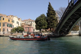 2009, bateau transportant marchandise, grand canal, pont de l'Académia, Venise