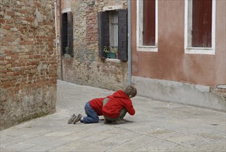 2009, enfants jouant rue, Venise