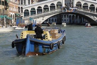 2009, bateau transport de marchandises, grand canal, pont du Rialto, Venise