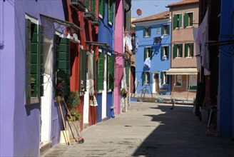 2009, Burano, façades, ile de la lagune de Venise, Venise