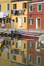 2009, Burano, canal, ile de la lagune de Venise, reflets  dans l'eau, Venise