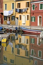 2009, Burano, canal, ile de la lagune de Venise, reflets  dans l'eau, Venise