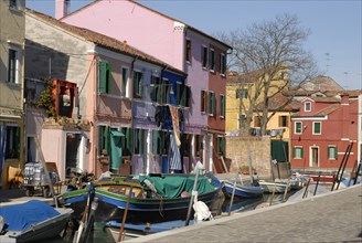 2009, Burano, façades, ile de la lagune de Venise, Venise