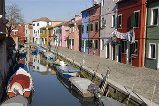 2009, Burano, canal, façades, ile de la lagune de Venise, Venise