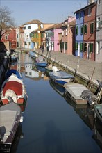 2009, Burano, canal, façades, ile de la lagune de Venise, Venise
