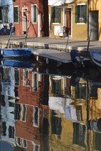 2009, Burano, canal, ile de la lagune de Venise, reflets  dans l'eau, Venise