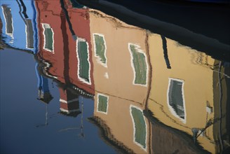 2009, Burano, canal, ile de la lagune de Venise, reflets  dans l'eau, Venise