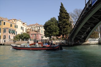 2009, bateau transportant marchandise, grand canal, pont de l'Académia, Venise