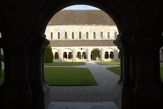 Abbaye Cistercienne édifiée au 12eme siecle, Abbaye de Fontenay, Cote d'Or, le Cloitre, octobre