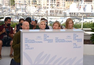 Photocall du film "La fièvre de Petrov", Festival de Cannes 2021