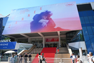 Déploiement de l'affiche officielle de la 78e édition du Festival de Cannes.