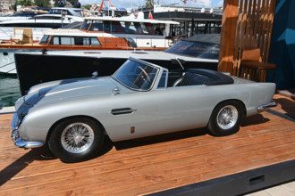 Aston Martin exposée dans les rues de Cannes