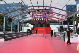 Installation du tapis rouge devant le Palais des Festivals à Cannes