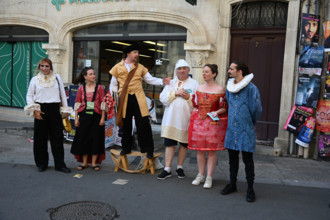 Troupe de théâtre dans les rues d'Avignon