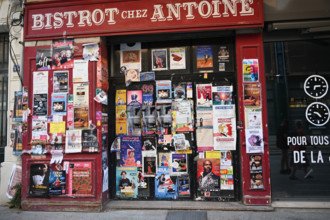 Avignon, devanture recouverte d'affiches de théâtre