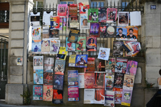 Avignon, grille recouverte d'affiches de théâtre