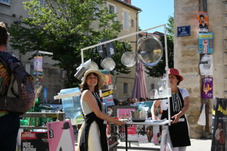 Ambiance théâtrale dans les rues d'Avignon