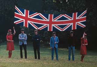 Les Beatles portant le drapeau anglais