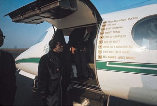 James Brown près de son avion privé à l'aéroport de Long Island.